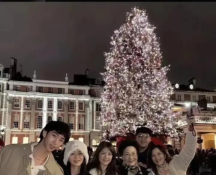 在迪拜沙漠里边护肤边聊天，她3小时赚回250万度假费。迪拜旅游局数据摆出来：中