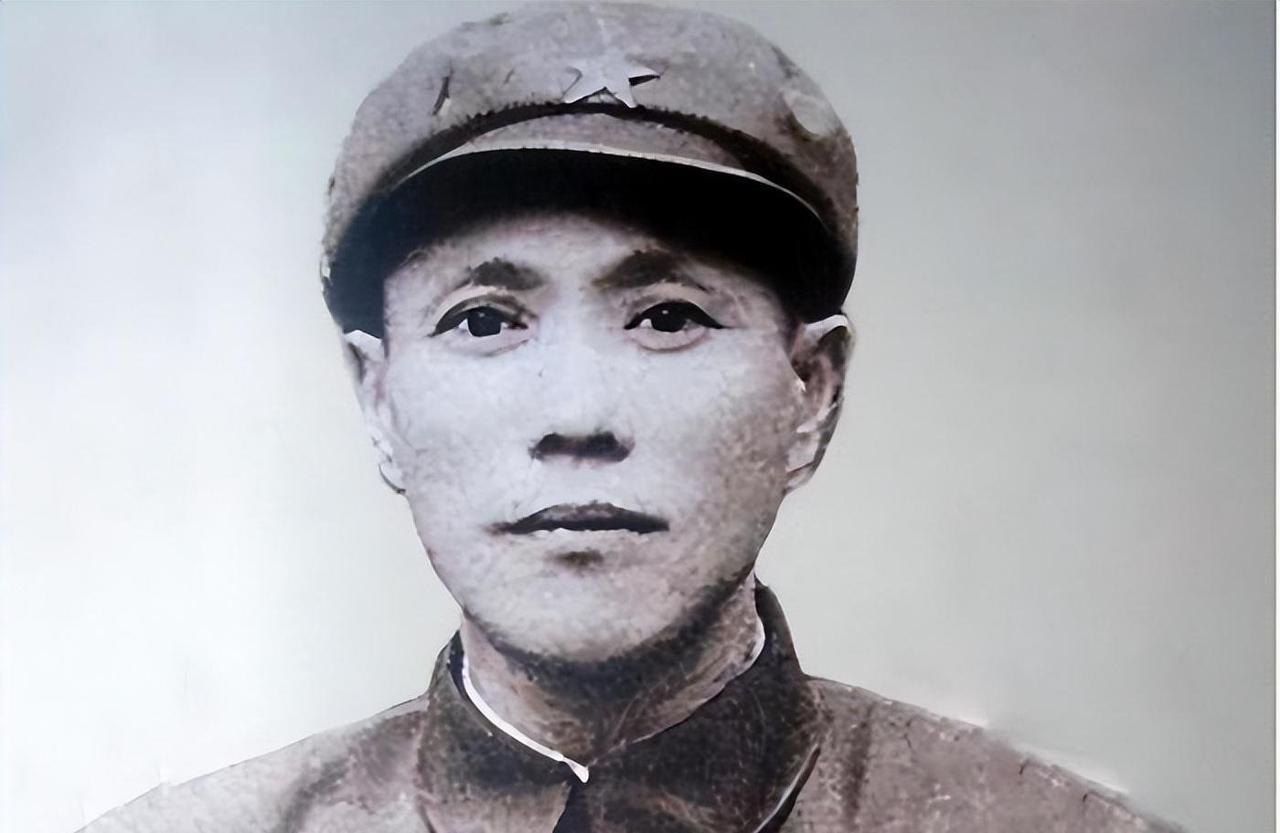 23岁就当上军长，这个扛着长枪的年轻军长，是红三十军军长程世才。1935年懋功会