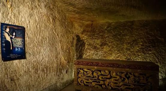 1981年，考古队在徐州发现的一座古墓里，忽然发现古墓的墙壁内映着一个男子的身影