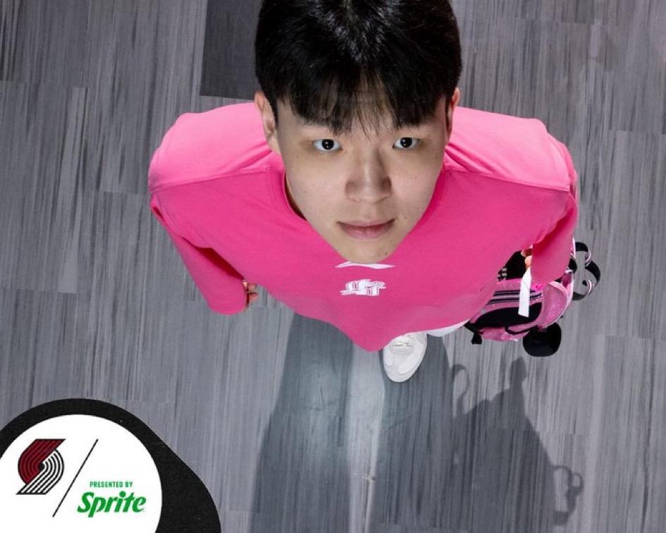 杨瀚森垃圾时间替补上场，仅有两项数据：48秒，-3。选了一张前两天在G联赛上的