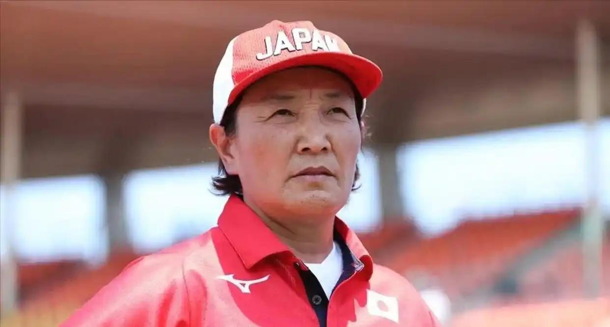 北京一个抗日老兵家里，茶杯摔在地上，碎了一地。老人指着女儿，声音发抖：“我没有你
