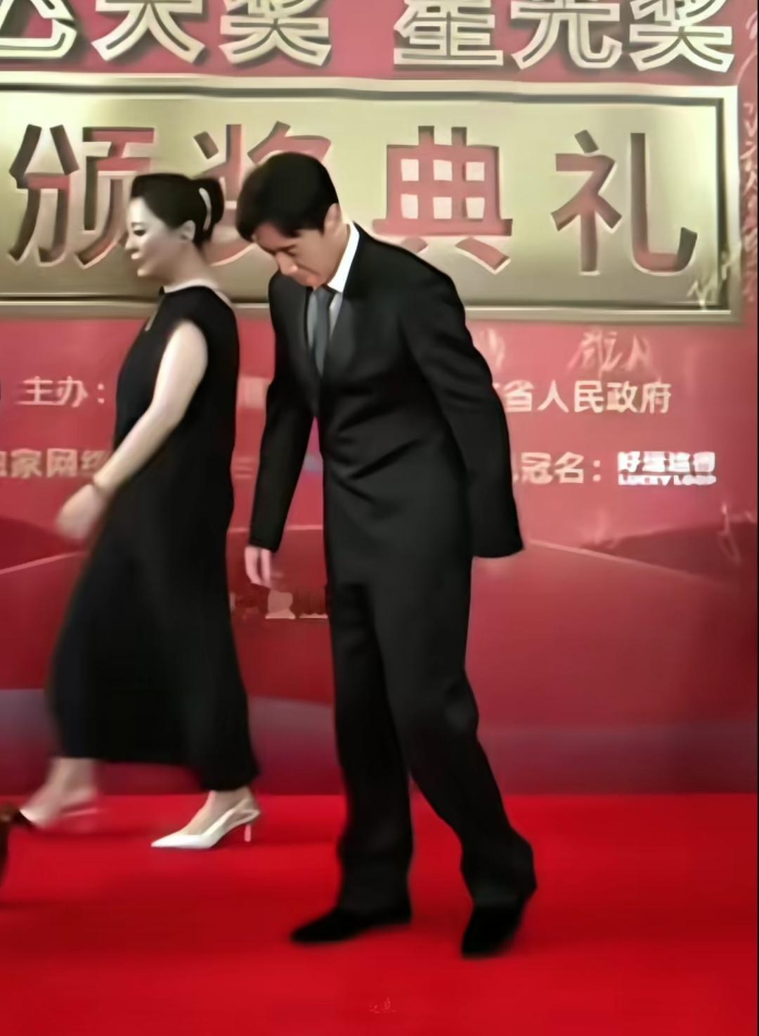 红毯上于和伟走路困难，看样子不是腿疼，就是腰疼。