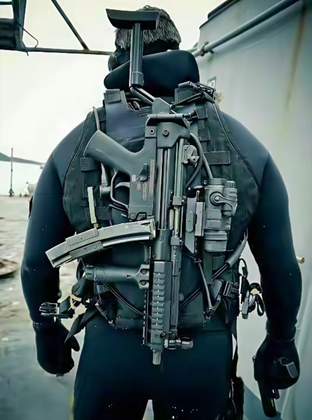 目前世界上枪械设计史上堪称最完美的枪，一直被模仿，从未被超越！MP5冲锋枪军事