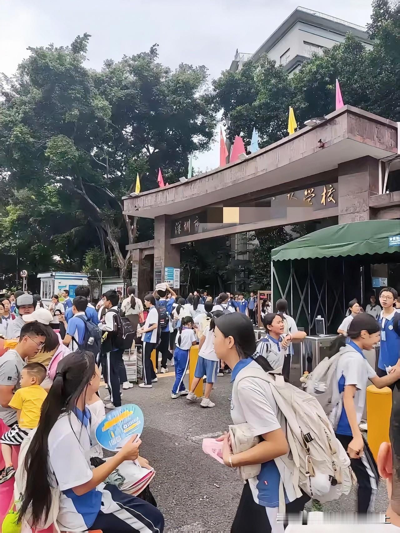 现在中考数理化拉不开分数道德法治社会这门课才是拉成绩关键每天背不完的书，