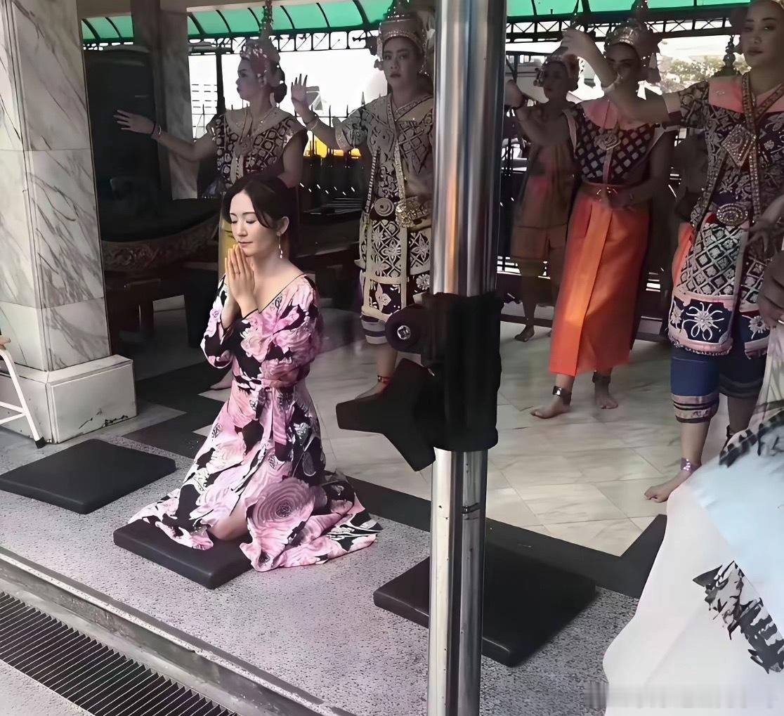 谢娜和张杰夫妇身家早过亿了，三个宝贝一家五口很幸福了，她还在求什么？