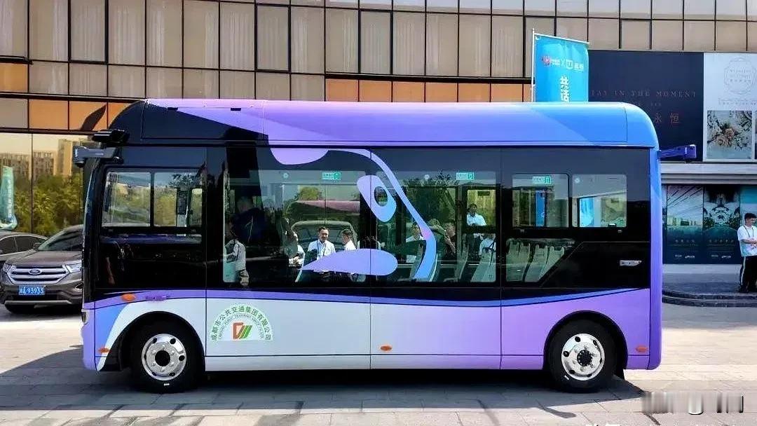 成都正式运行无人公交线路，全程自动化驾驶，目前全部免费乘坐，只需要在APP预约后