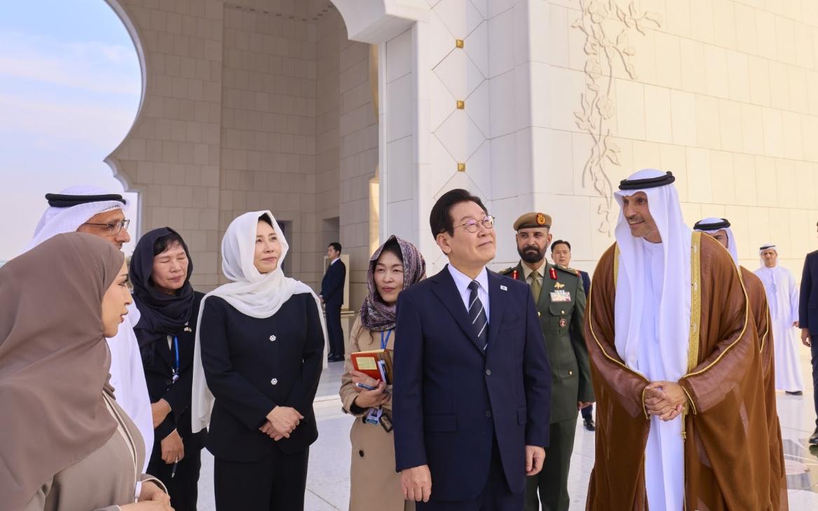 李在明夫人抵达阿联酋后入乡随俗，头上裹着白色丝巾，气质都变了！11月17日金惠景