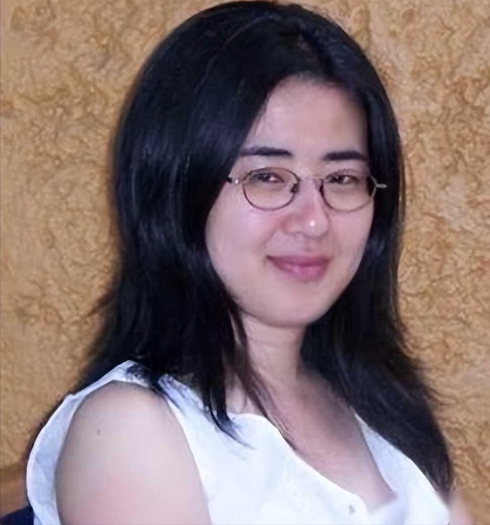 中国“神童”田晓菲，13岁被北大破格录取，出国留学后，28岁嫁给53岁美国老师，