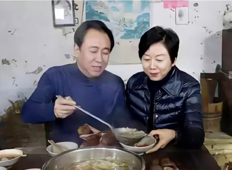 远在国外的丁玉梅估计怎么也想不到，自己名下15亿资产刚被冻结，许家印那边就又摊