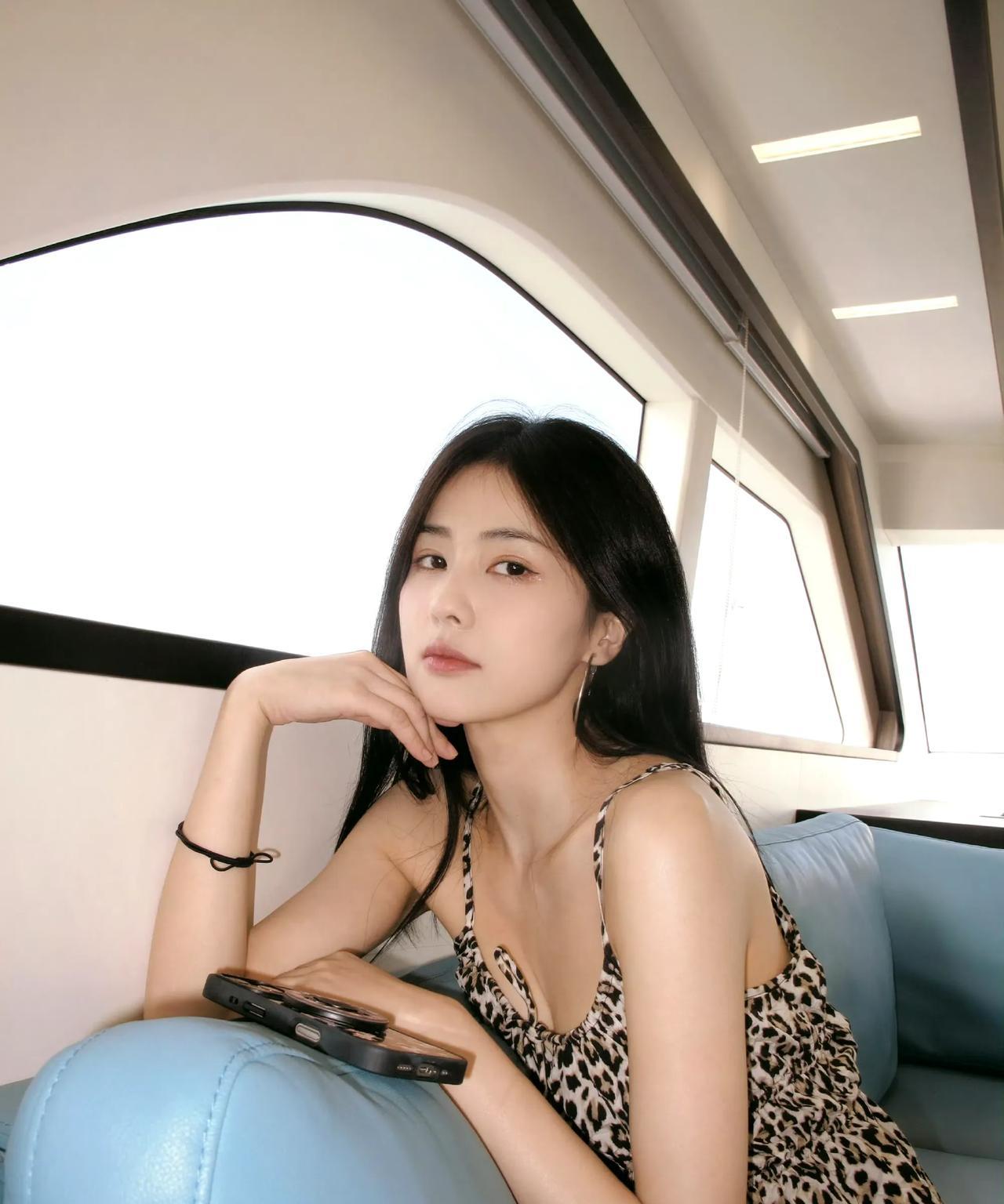 她还挺会玩，挺吃香！她穿豹纹吊带还挺性感，又有点可爱，露露小酥胸，晒点小性感，还