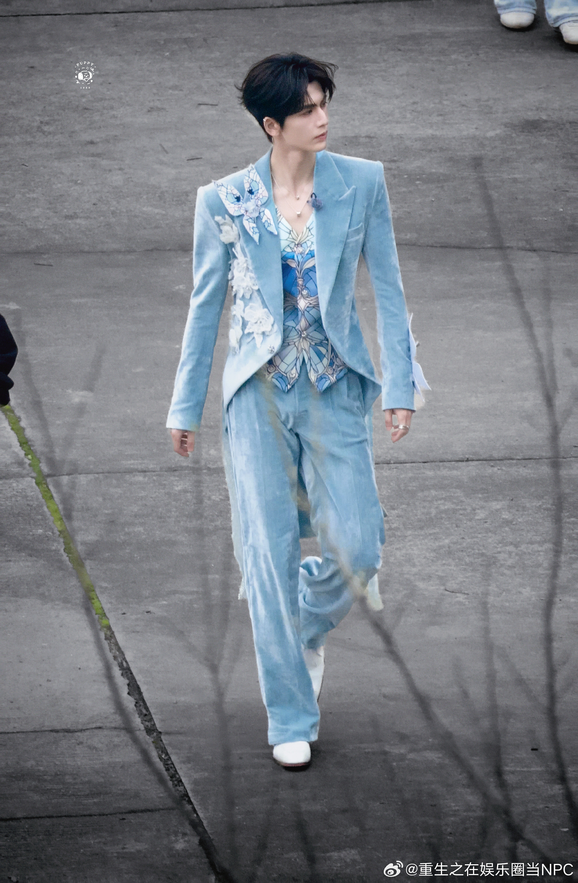 张凌赫的开始推理吧时装秀张凌赫羽毛白马王子张凌赫开推白色羽毛大衣