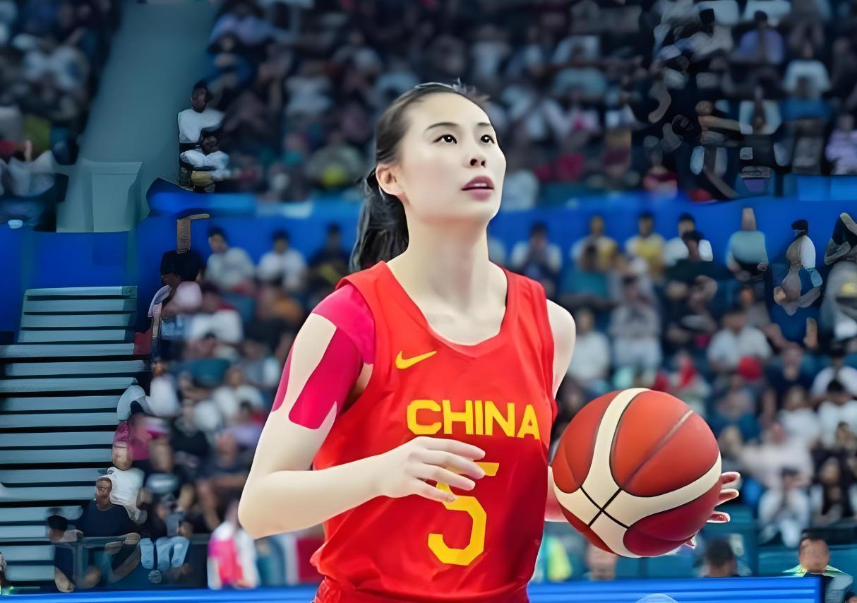 晴天霹雳，中国女篮主力球员意外受伤，让人担忧！2026年女篮世界杯，马上就要开
