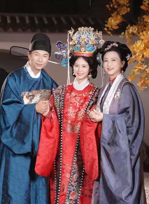 看18岁翁虹女儿颜值就知道，星二代要好看，还得看爸爸！翁虹夫妇亲手为女儿筹备明