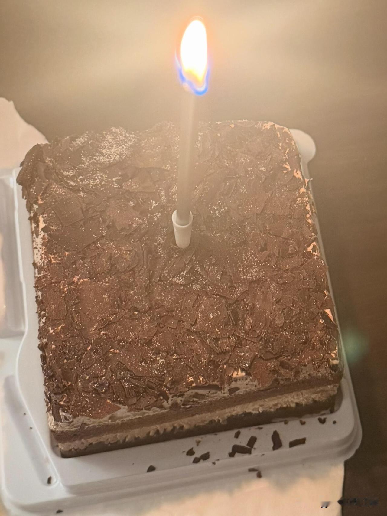 我的23岁，因为贫穷在出租屋痛哭生日那天加班到很晚，出地铁站时给自己买了两个小