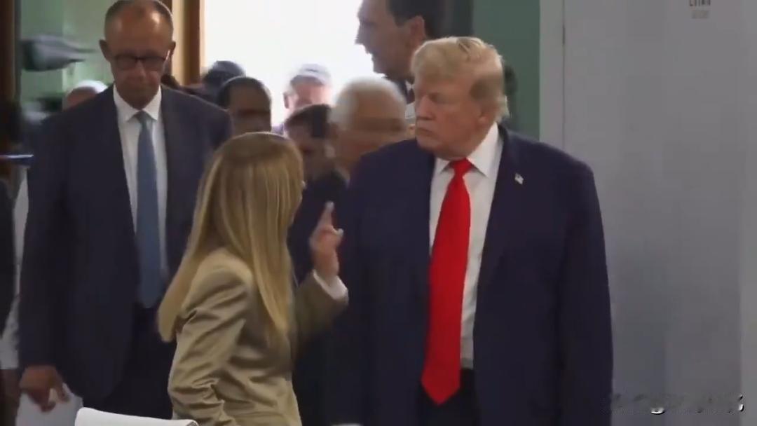 G7峰会期间特朗普为什么要羞辱意大利总理梅洛尼？看看这幅场景:梅洛尼学着