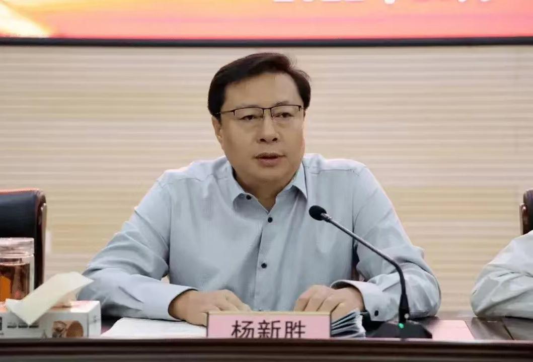 那个把“狼性”挂在嘴边的菏泽郓城杨新胜，栽了。这位从基层摸爬滚打33年的“7