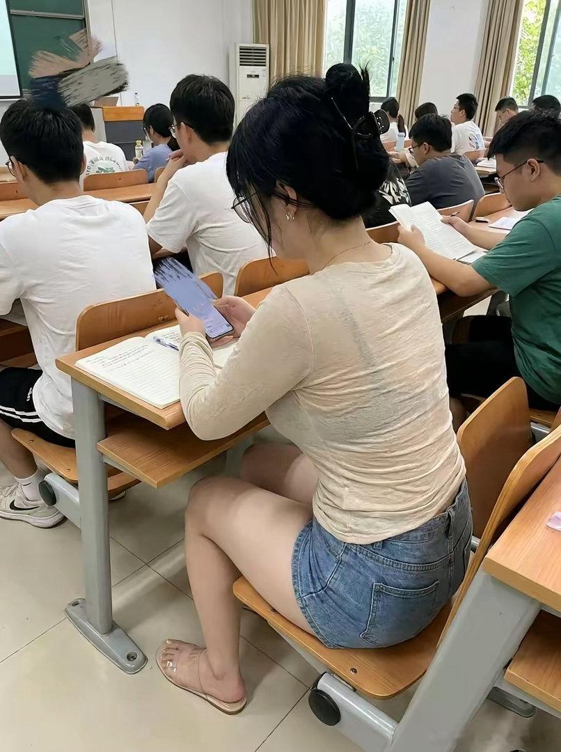 逮着她上课玩手机了