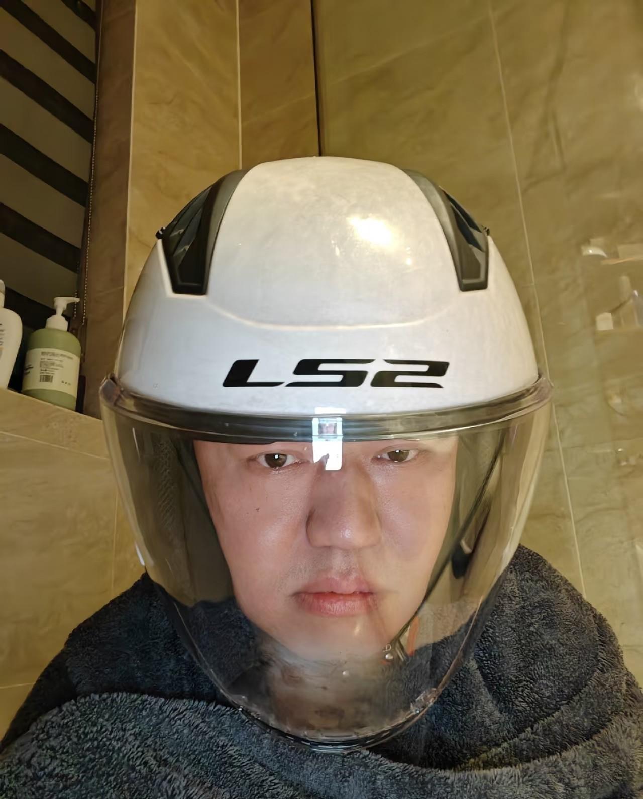 四川泸州，网友晒出图片并附上文案:泸州30楼，据说卫生间相对安全！直接把我笑死