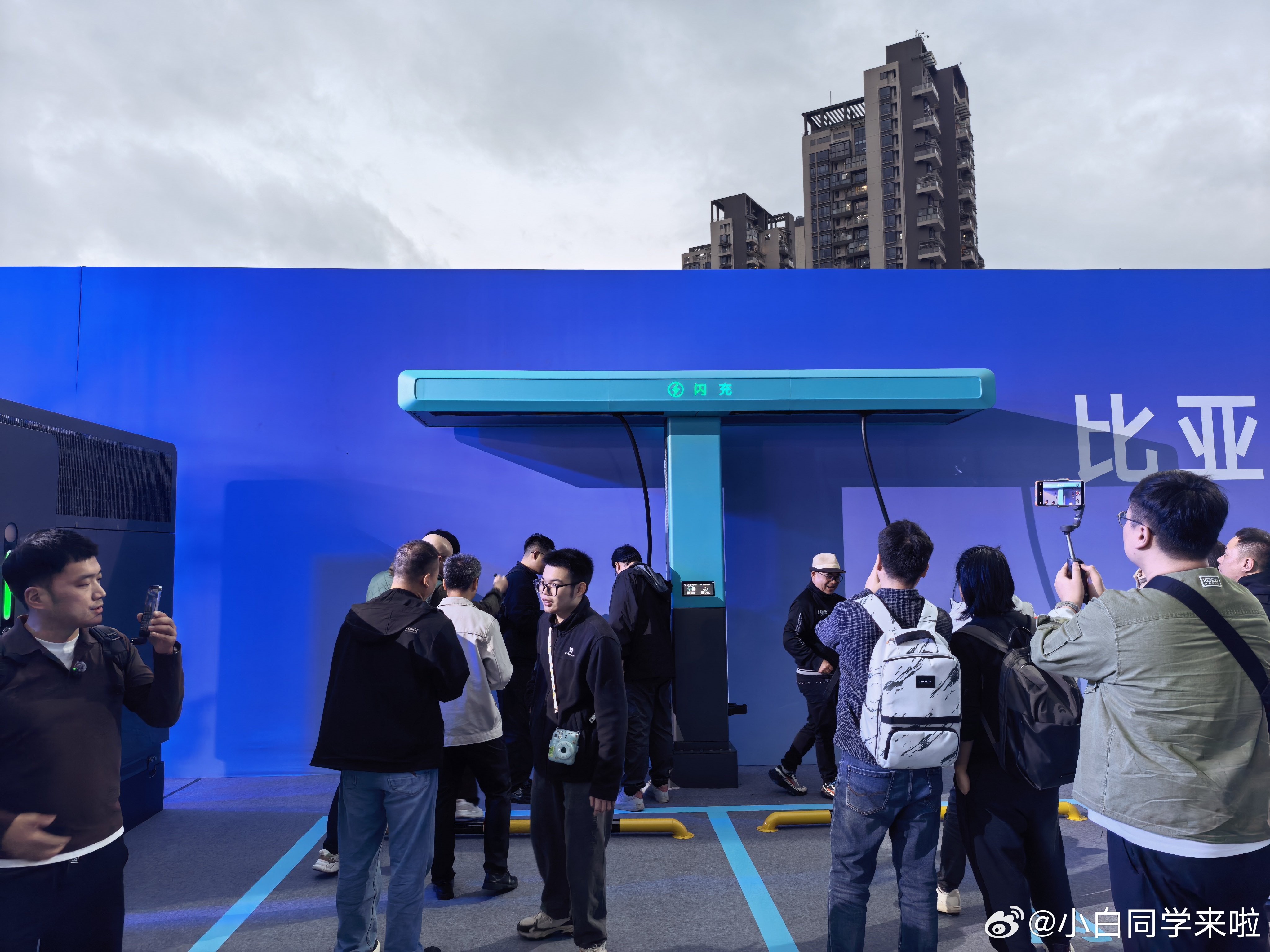 来看下比亚迪二代闪充站，桩端是1500kW，机柜是2100kW。除了闪充桩之