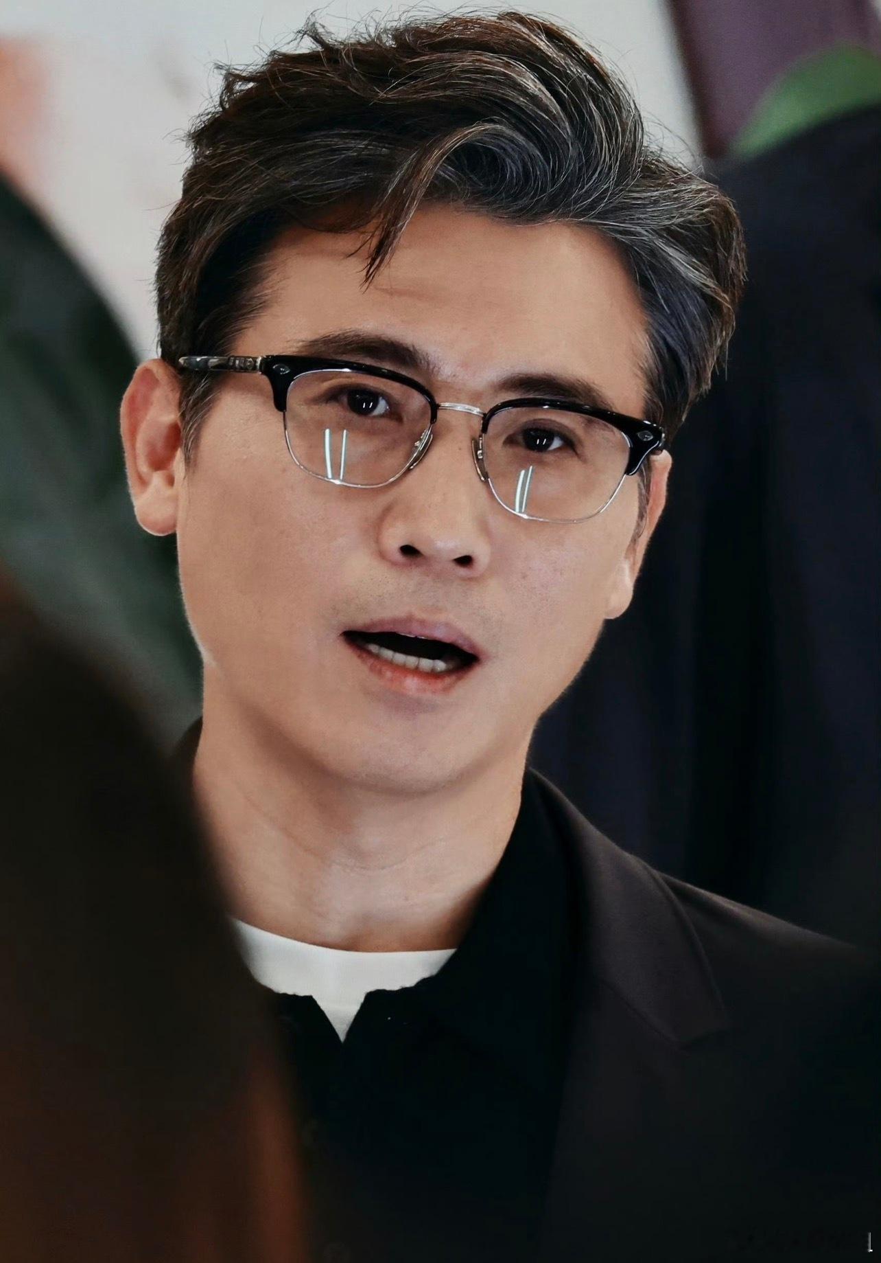 曝李乃文疑似与老婆儿子聚餐虽然不太认识李乃文，但是现在的媒体或大V也有点不太敬业