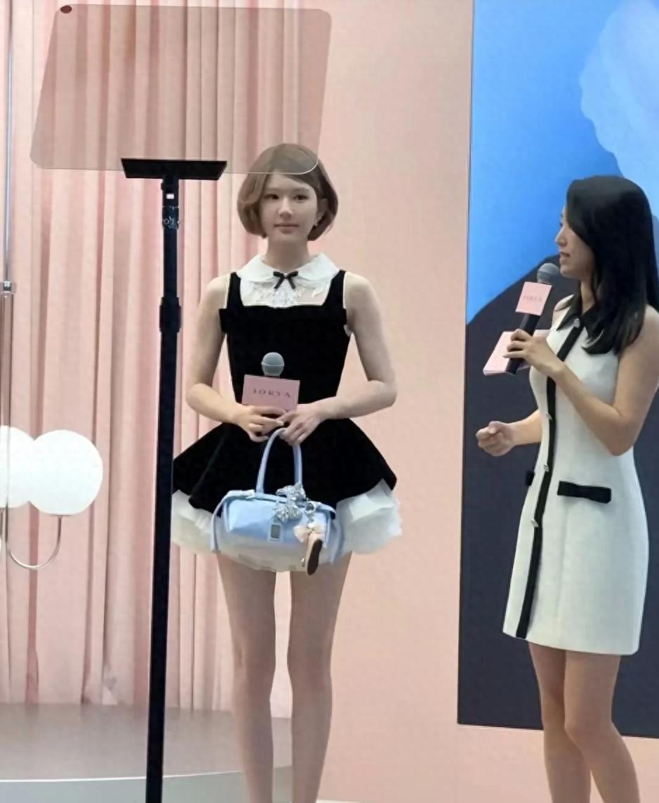 赵露思西安活动亮相引热议，神态似“真人手办”引粉丝担忧近日，赵露思现身西安某活