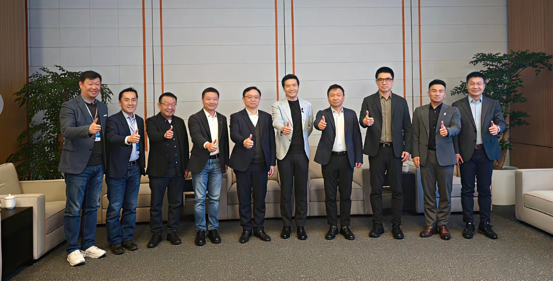 虽然雷军请来了小半个车圈大佬，虽然34分钟锁单突破15000台，可董明珠直接提了