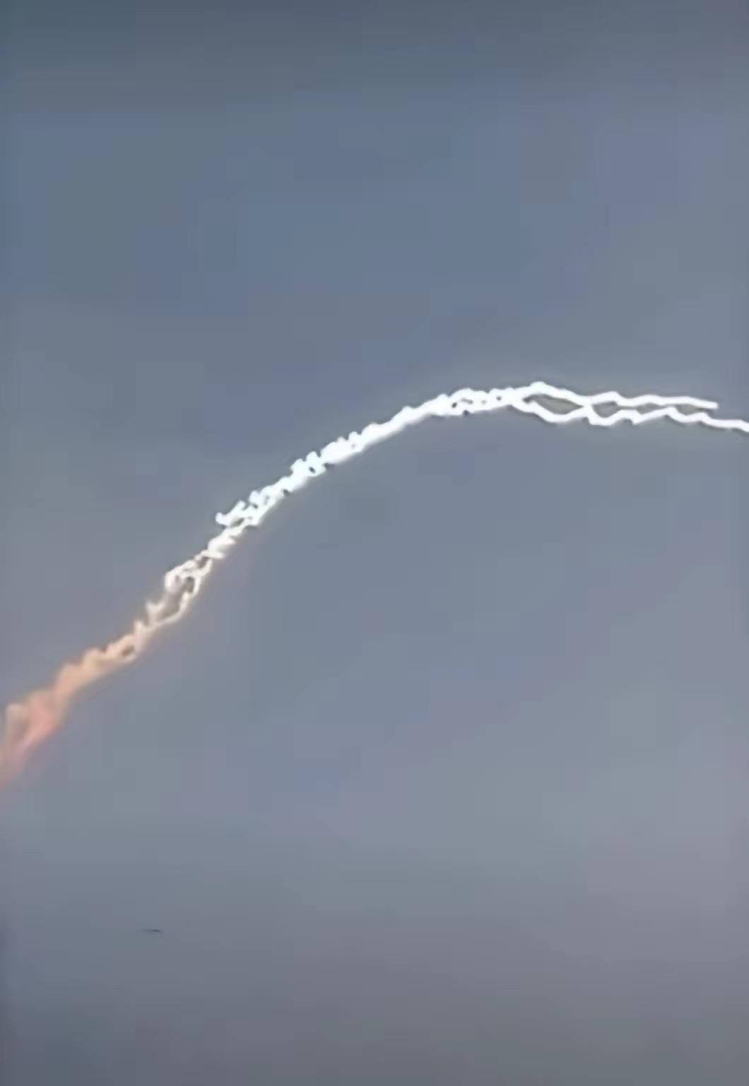 真主党这次的打法很聪明！以军先派出遥控推土机探路，想确认安全后再让坦克部队前进