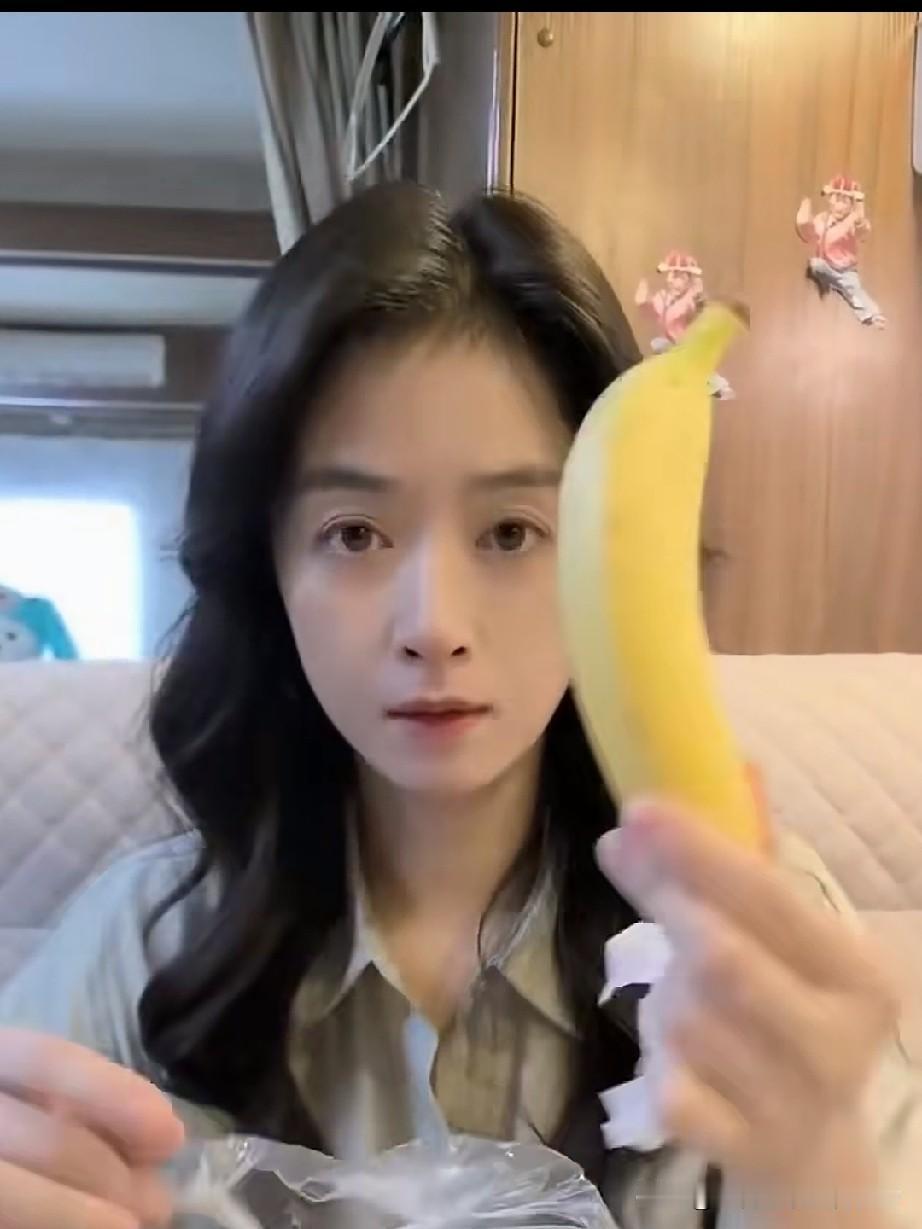 蒋欣在剧组拍戏的时侯，剧组为演员准备了丰盛的减脂餐，是一根香蕉、一盒水煮菜、两根