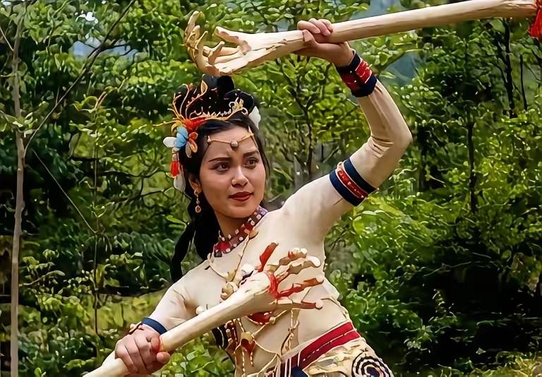为什么白骨夫人的服装设计在胸前一定要放两个圈圈。生怕别人不知道那是什么吗？[笑哭