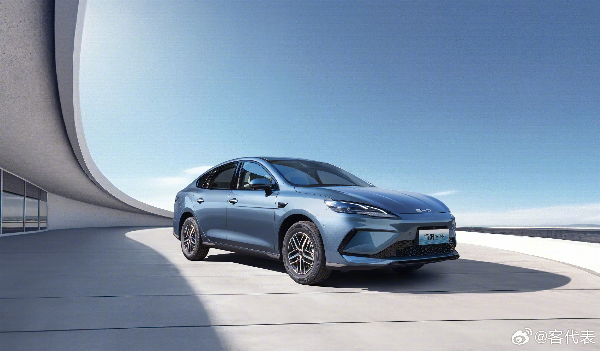 混动王炸一车传三代隔年油还在比亚迪在2026年开年迈出关键一步，正式开启大电池插