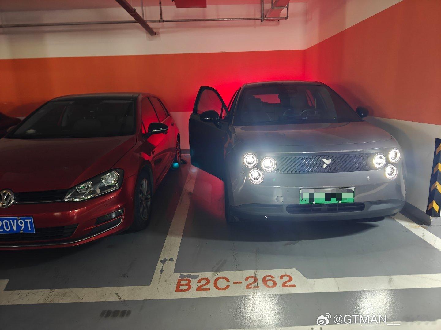 萤火虫这前排贯通设计停车的时候太好用了，城市完美代步车。​​​