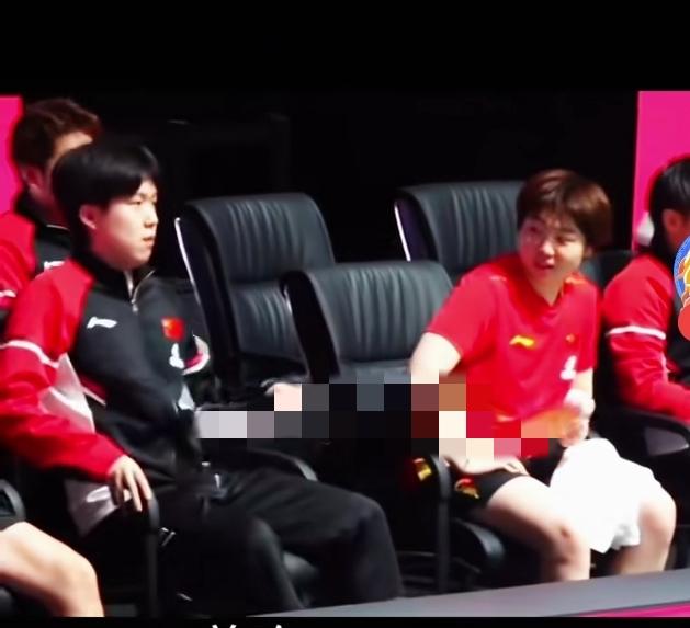 蒯曼的动作不但显露了敏感，也显露了他们各自的性格。本来，王楚钦和孙颖莎中间隔