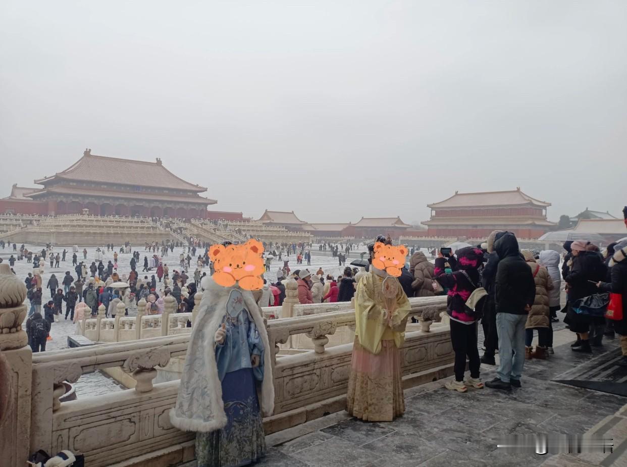 这次来故宫，明显感觉穿汉服的人多了！故宫初雪配明制汉服，真的很好看。穿明制