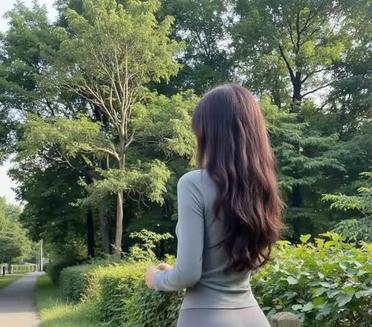 沿着这条小路，感受大自然的呼吸，每一次脚步都是心灵的探索。