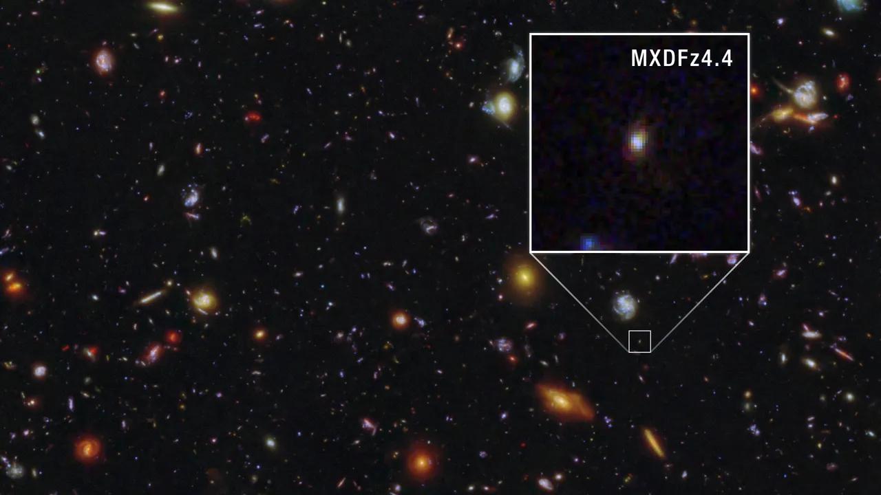 【哈勃看到“不该出现”的光，120多亿年前的小星系，拨开宇宙迷雾】根据发表于
