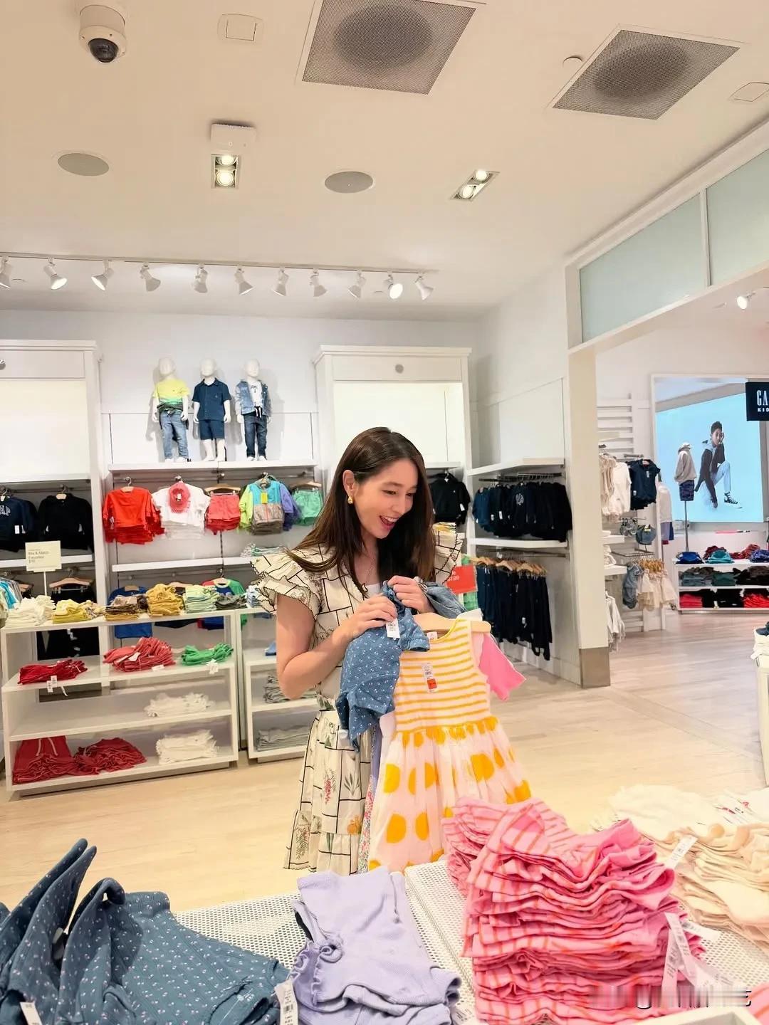 6日，演员李秉宪的妻子李敏贞在自己的Instagram上上传了多张照片。公开的照