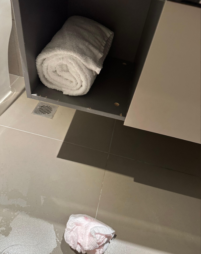 河北邢台，一男子和女友入住酒店，竟然在卫生间洗手台下的暗格，发现一条女人使用过的
