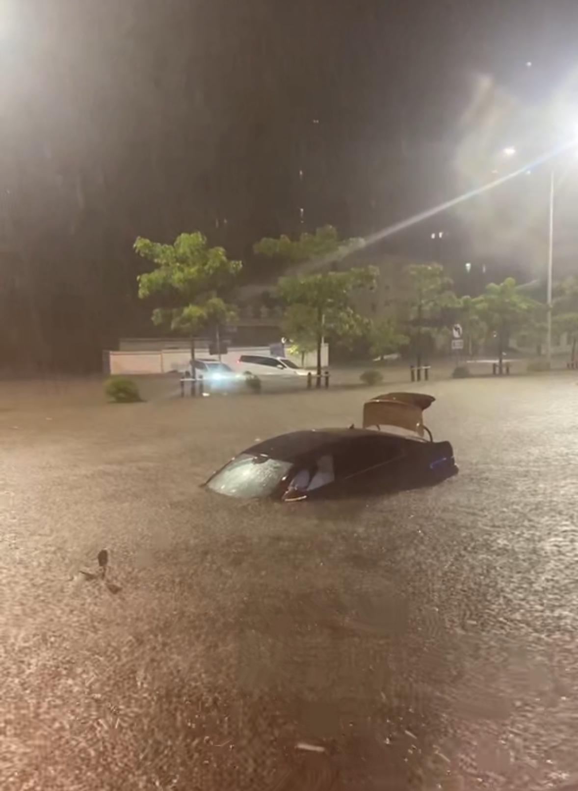 终于见识到“红色暴雨”的厉害，短短两三个小时把整个城市都淹了，这就是好心茂名，荔