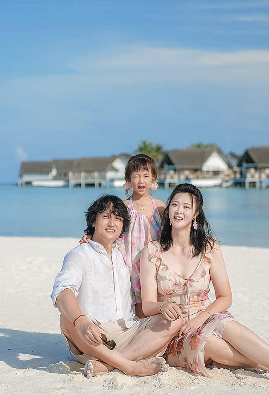 10月12日，惠若琪晒一家三口去马尔代夫旅游的视频，老公像搞艺术的，女儿五岁身高