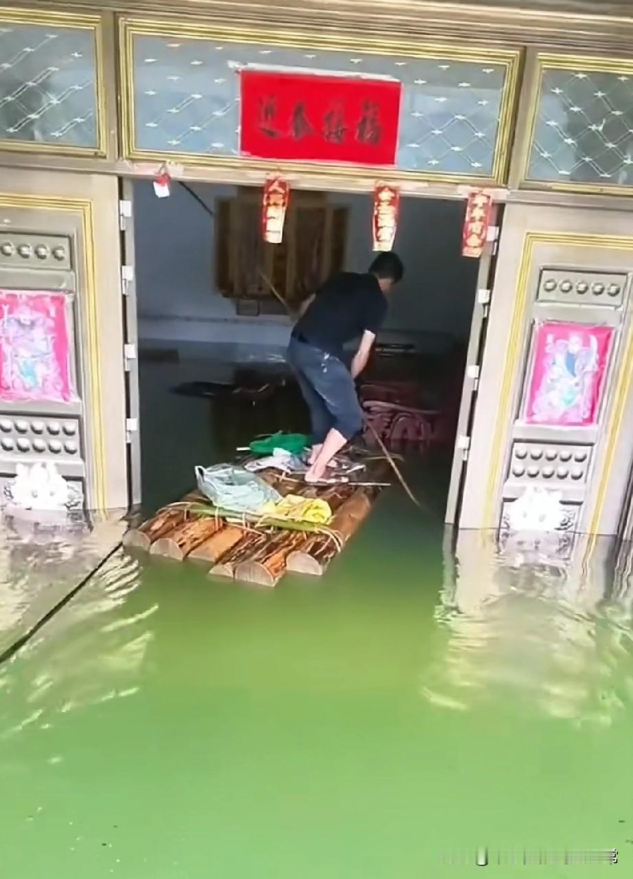 百色洪水困成水城！居民出门靠木筏百色的洪水疯了！家门前变“河道”，出门买菜