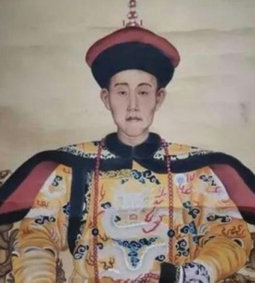 1740年的紫禁城，乾清宫的御座上，30岁的乾隆皇帝正强忍着下身的剧痛批阅奏折。