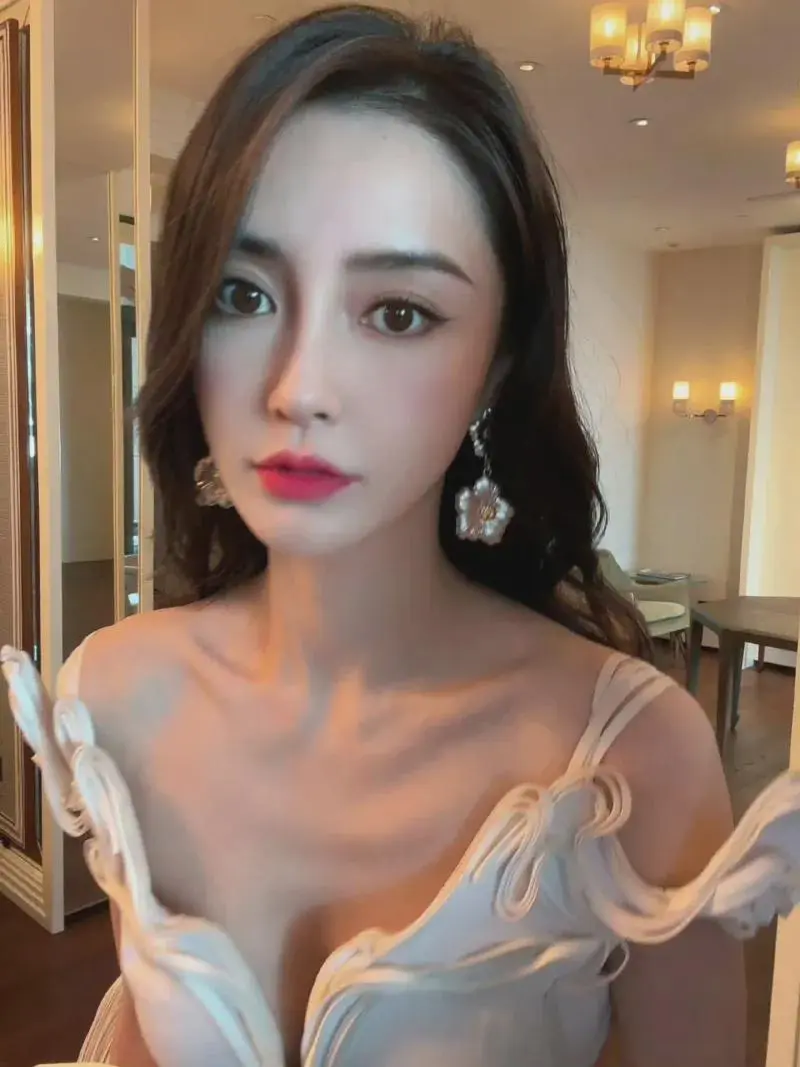 杨颖好像不在国内发展了，好久都没看到她代言活动。
