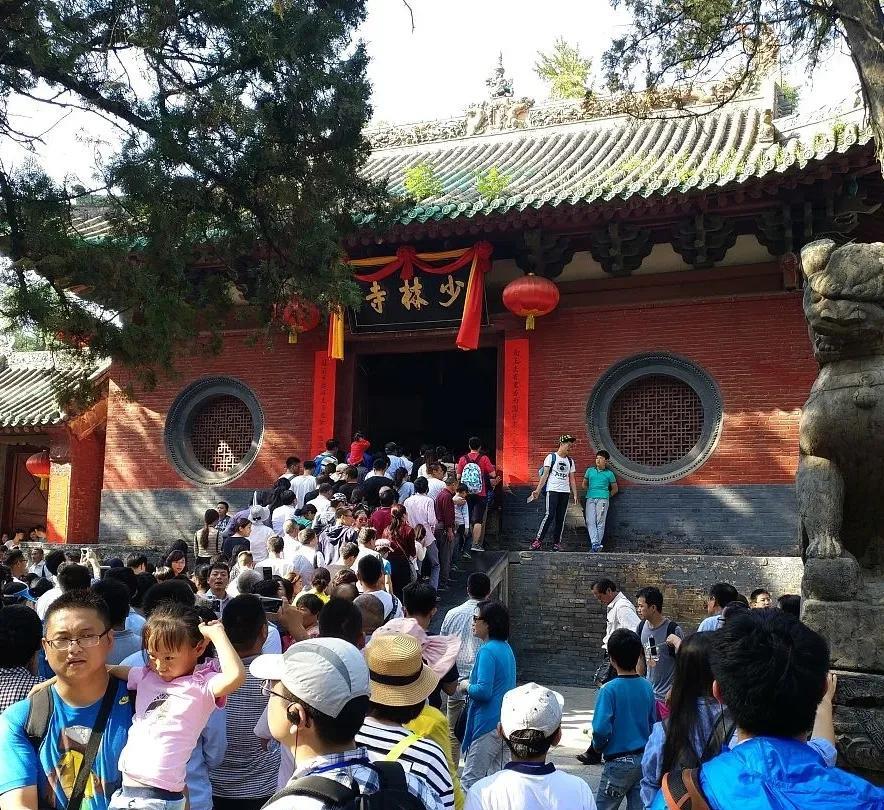 网上传说少林寺免门票了，朋友昨天从少林寺回来说，根本没免，全价票还是每人80元，