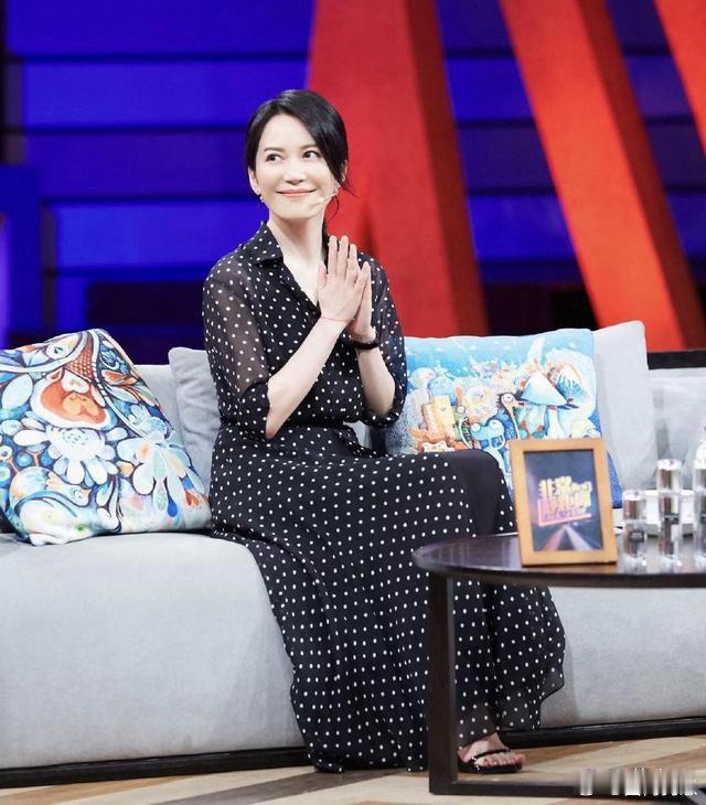 俞飞鸿完美诠释70后独有的优雅气质，黑白波点裙简约大气，高级感浑然天成。