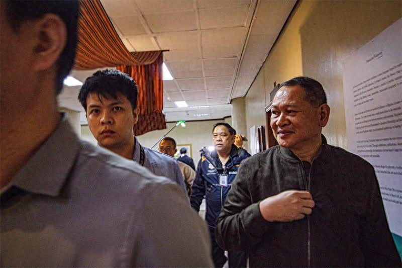 鸣枪示警违反规定！5月16日，菲国警行动处高层对外声称，菲国警手册严格规定，在