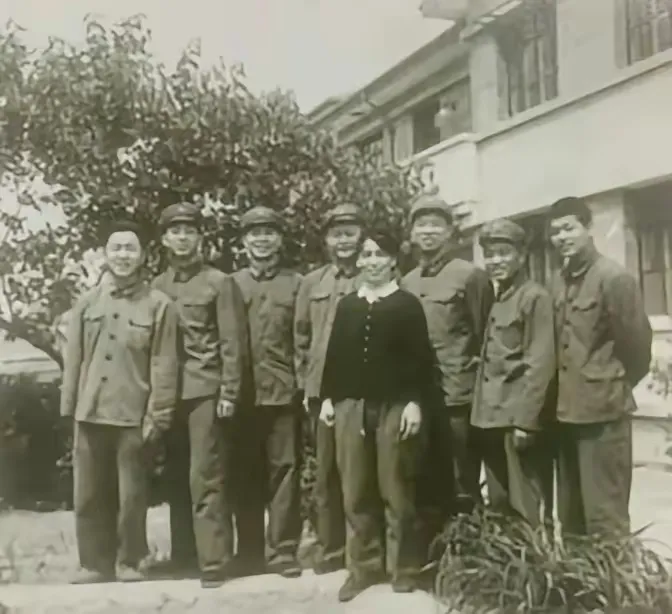 1975年，原铁道兵司令员刘贤权调任济南军区，担任军区副司令员。虽然是降级调动，