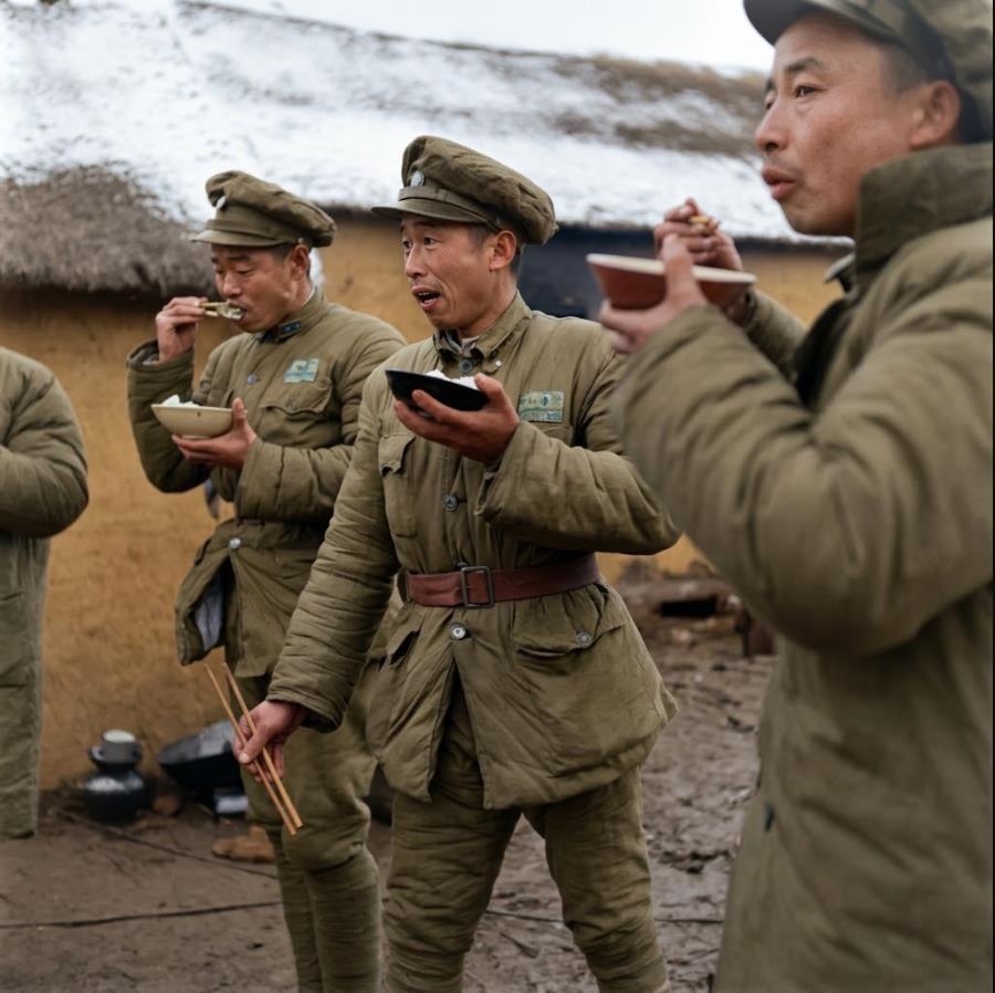 1947年2月，莱芜战役前夕，山东国军前线驻地，几名士兵，正站在茅草屋前露天进食