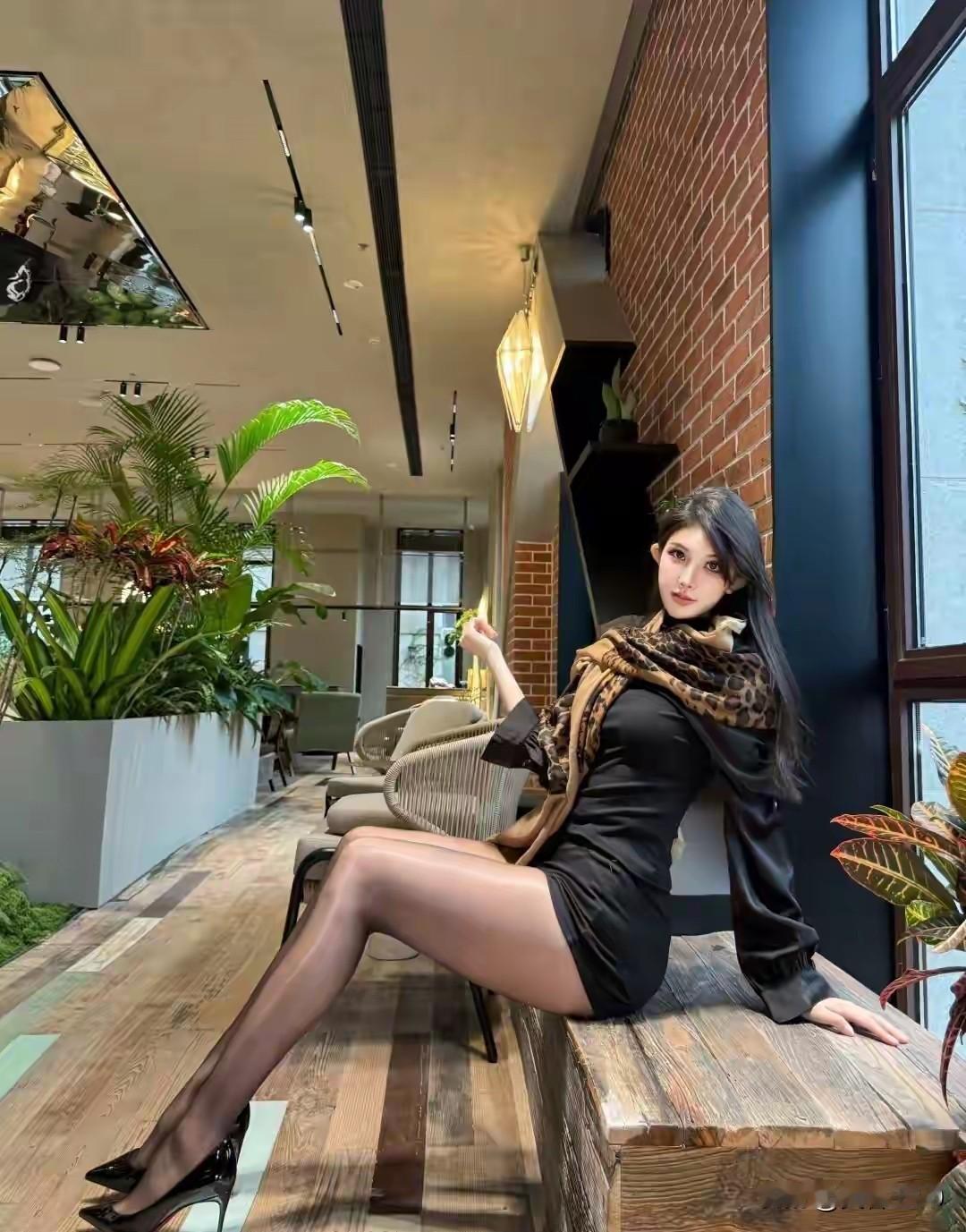 品味穿搭，长腿尽显，颜值高冷，不好追的女人！