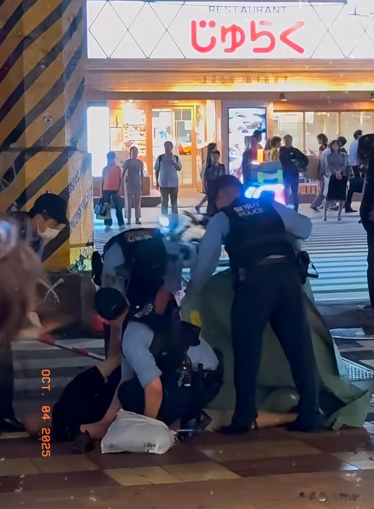 香港那边出事了！就在刚刚不久，香港传出了一个重磅消息！一名美籍男子在解放军舰队旁