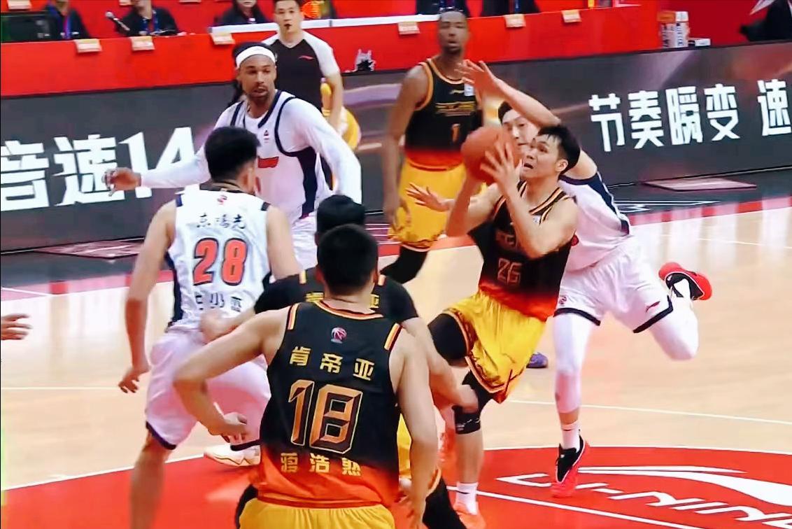 江苏1分险胜广东，吴羽佳绝杀改写战局，广东末节防守留遗憾。这场CB